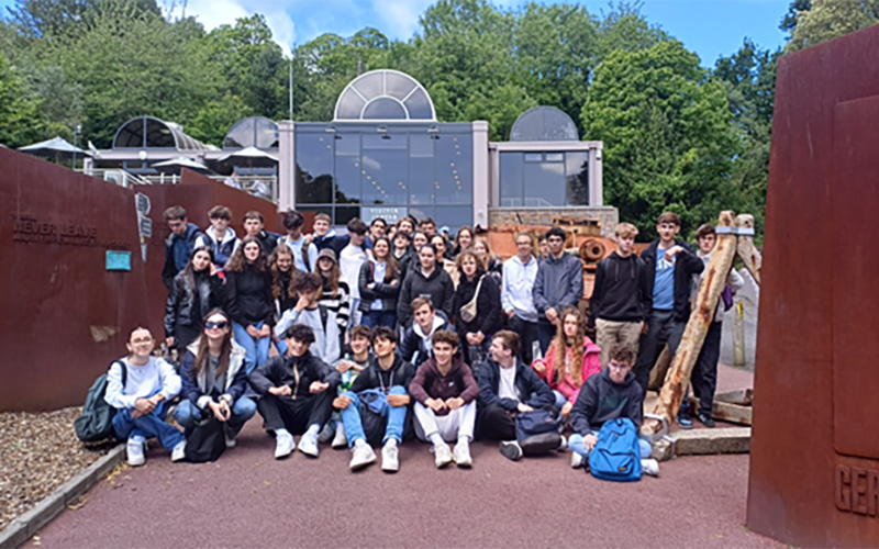 Les élèves de DNL et LLCE en excursion à Jersey, visitant le marché couvert de Saint-Hélier et les « war tunnels », témoins de l’histoire de l'île pendant la Seconde guerre mondiale.