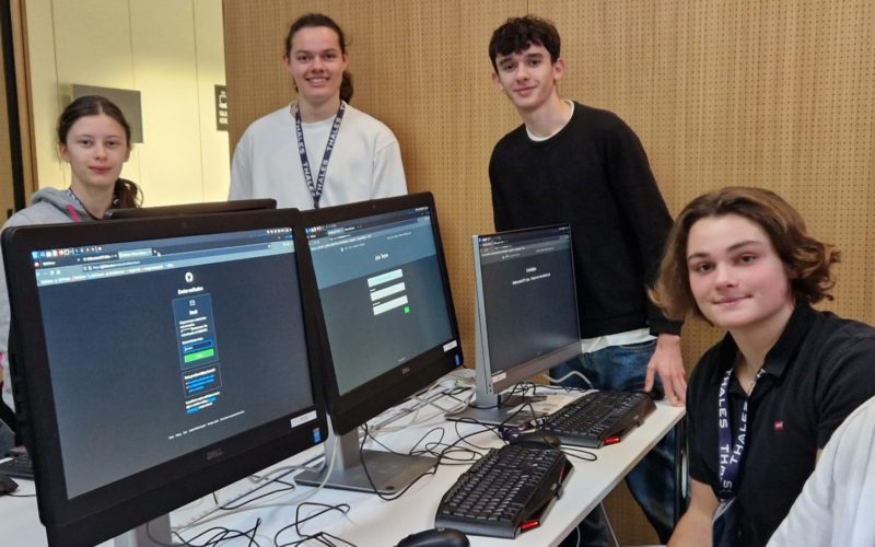 Élèves de Terminale NSI du lycée en pleine compétition lors du No Brackets CTF.