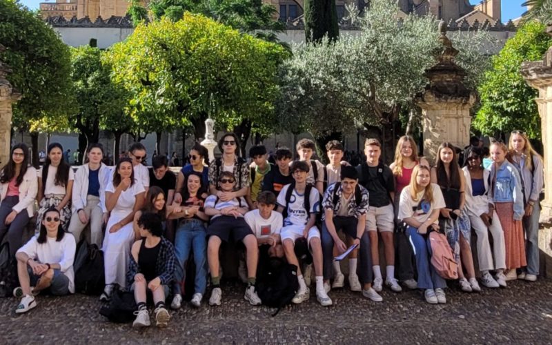 56 élèves de seconde ont exploré l'Andalousie, visitant Séville, Cordoue, un élevage de taureaux, et un cours de flamenco, tout en pratiquant l'espagnol et en partageant des moments forts.