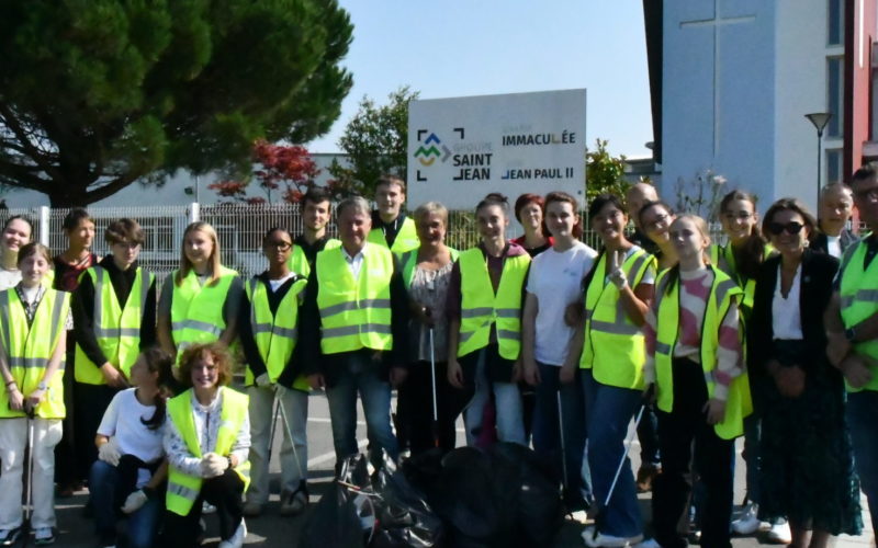 Élèves et adultes du Lycée Jean-Paul II équipés de gants, pinces et sacs poubelles, ramassant des déchets autour du lycée lors du World Cleanup Day 2024.