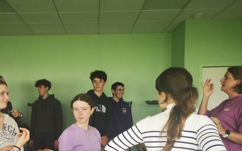 Des élèves de première participant à une séance de sophrologie, guidée par Mme SAUTEL, pour apprendre à gérer le stress et se recentrer avant le baccalauréat.