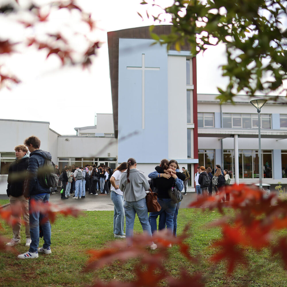 Solidarité entre amis au Lycée Jean-Paul II.