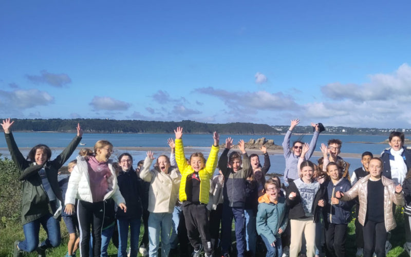 Les élèves de 6ème profitant d’une journée ensoleillée à Saint-Jacut-de-La-Mer, entre randonnée, activités sur la plage et découverte de la nature côtière.