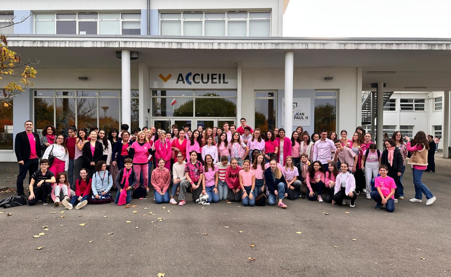 Lycée Jean-Paul II teintés de rose, avec des affichages, des jeux et une vente de rubans pour sensibiliser élèves et personnels à la lutte contre le cancer du sein.