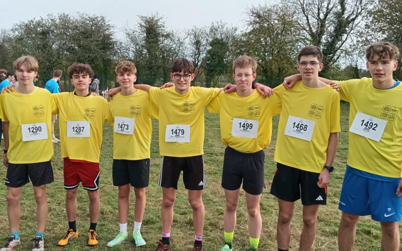 Photo des élèves participants au cross départemental, affichant des sourires de fierté et des gestes de victoire !