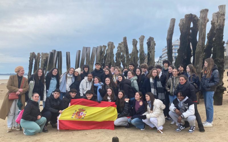 Groupe d'élèves français et espagnols lors d’une activité commune à Saint-Malo, souriants et enthousiastes.