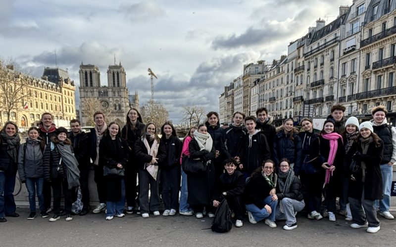 Les élèves de terminale D du lycée Jean-Paul II devant un monument parisien emblématique !