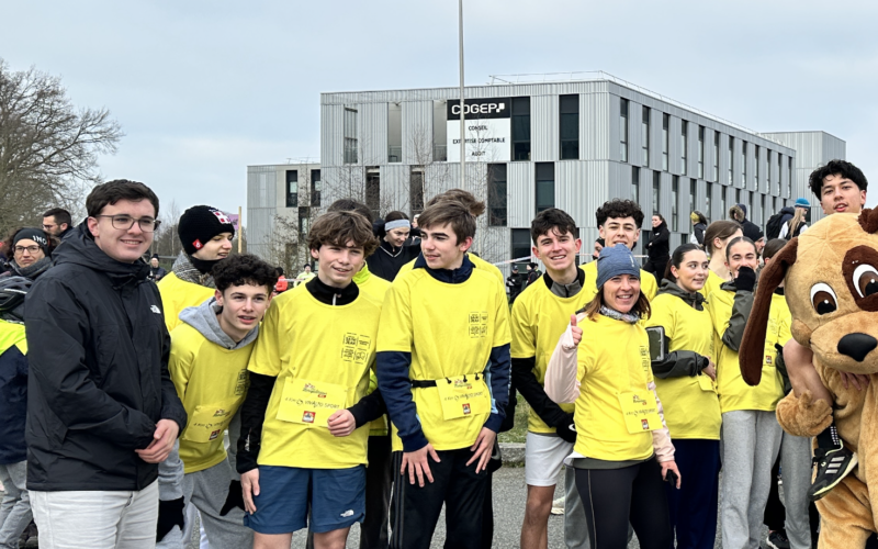 Élèves de Seconde B du lycée Jean-Paul II courant ensemble lors des Métropolitaines de Saint-Grégoire, accompagnés de leurs enseignants, dans une ambiance conviviale malgré le froid.