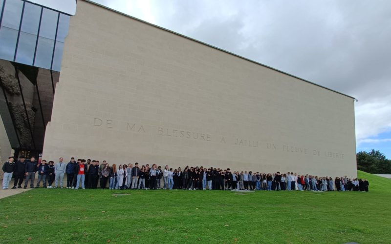 Les élèves de première professionnelle lors de leur visite des sites emblématiques de la Seconde Guerre mondiale en Normandie, incluant le cimetière américain de Colleville-sur-Mer et la plage d'Omaha Beach.