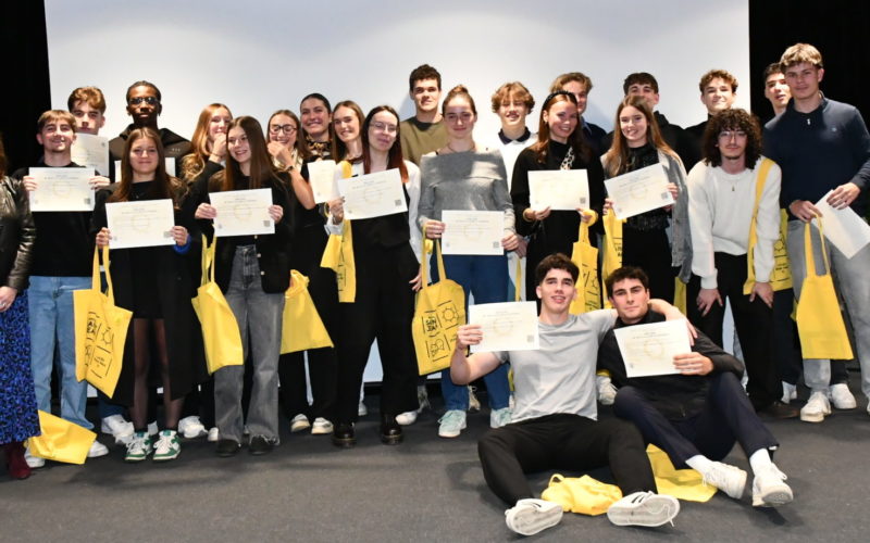 Les bacheliers de la promotion 2024 du Lycée Jean-Paul II recevant leur diplôme des mains de Madame Remoissenet, Maire de Saint-Grégoire, lors d’une cérémonie solennelle et conviviale.