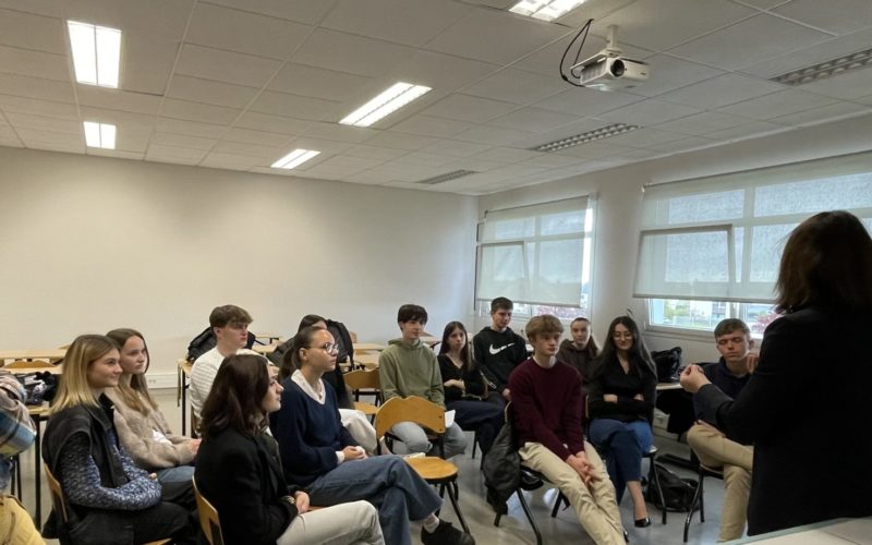 Mme la Députée Laurence Maillart-Méhaignerie en pleine discussion avec les élèves du Lycée Jean-Paul II, abordant des sujets variés liés à la vie parlementaire et son parcours.