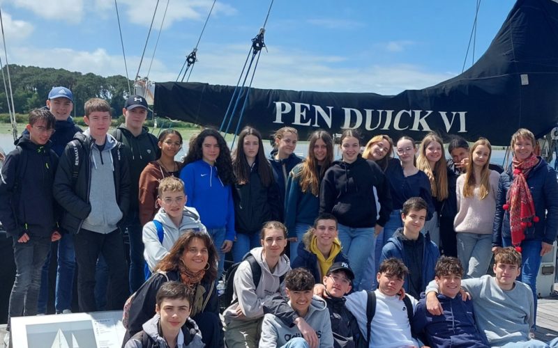 Les élèves de seconde B en pleine activité de kayak de mer à Larmor Plage, profitant d'un séjour alliant découvertes culturelles et sports nautiques.