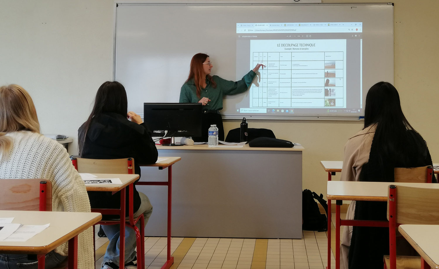 La réalisatrice Romane Massard échange avec les élèves sur les techniques d'écriture, de réalisation et de montage vidéo lors d'une intervention pédagogique au Lycée de La Salle.