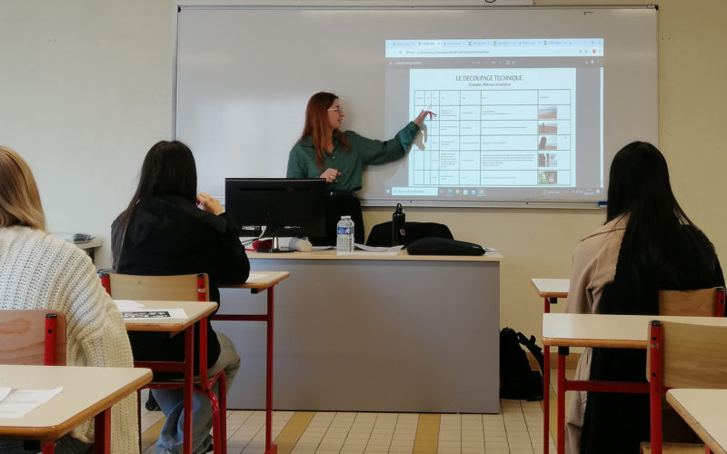 La réalisatrice Romane Massard échange avec les élèves sur les techniques d'écriture, de réalisation et de montage vidéo lors d'une intervention pédagogique au Lycée de La Salle.