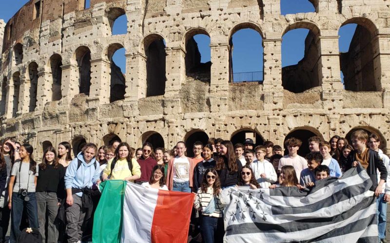 Les élèves de 4ème du Collège Immaculée en voyage d’étude en Italie, découvrant le Colisée à Rome.