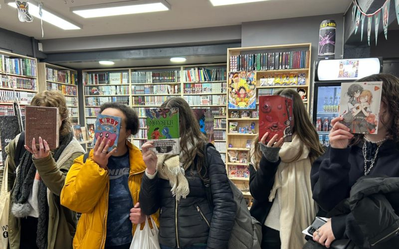 Visite du club manga du Lycée de La Salle à la librairie JAPANIM de Rennes : trois étages dédiés aux mangas, figurines et événements autour de la culture japonaise.