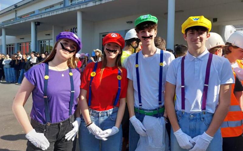 Élèves déguisés lors du Carnaval du Collège Immaculée et du Lycée Jean-Paul II.