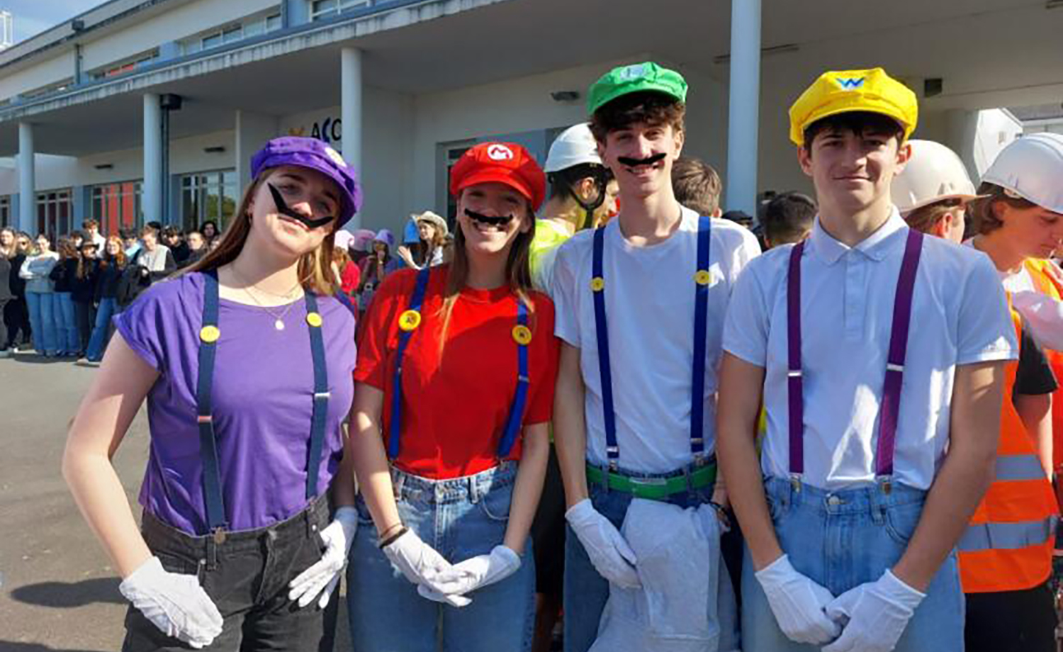 Élèves déguisés lors du Carnaval du Collège Immaculée et du Lycée Jean-Paul II.