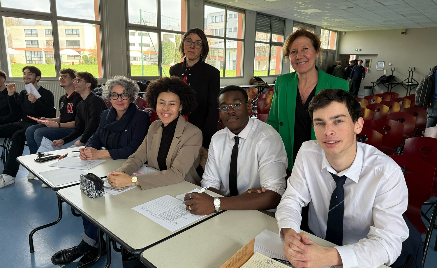 Les candidats du concours d’éloquence 2025 s’exprimant devant un jury composé d’étudiants et d’enseignants du Pôle Sup de La Salle.