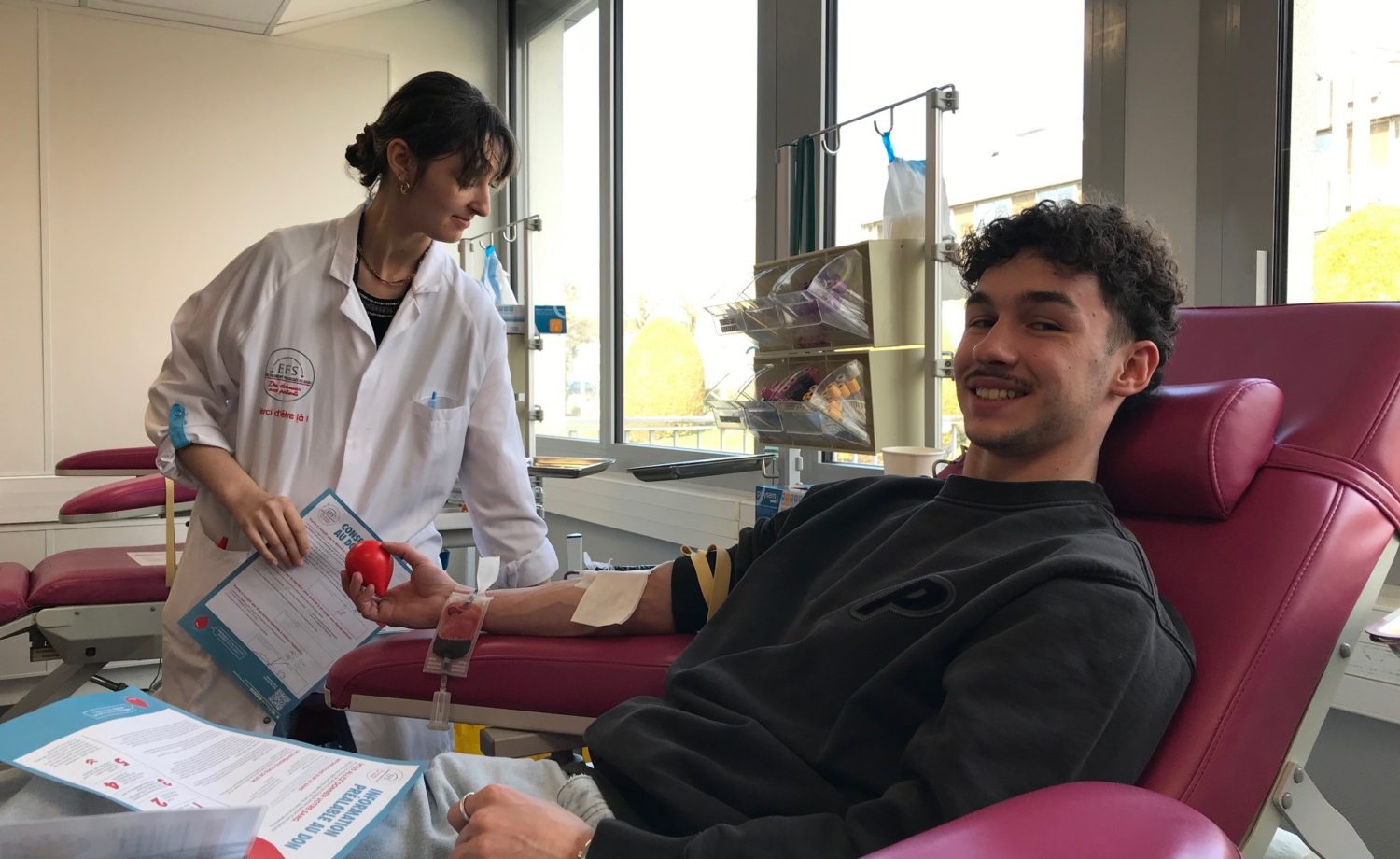 Des étudiants du Pôle Sup et CFA de La Salle Groupe Saint Jean mobilisés pour le don de sang à la maison du don de l’EFS de Rennes.