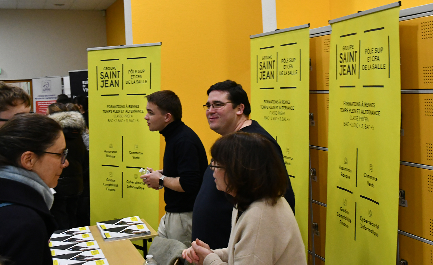 Élèves et parents en discussion avec des représentants d’écoles et d’universités lors du 15ᵉ Forum Post-Bac du Lycée Jean-Paul II.