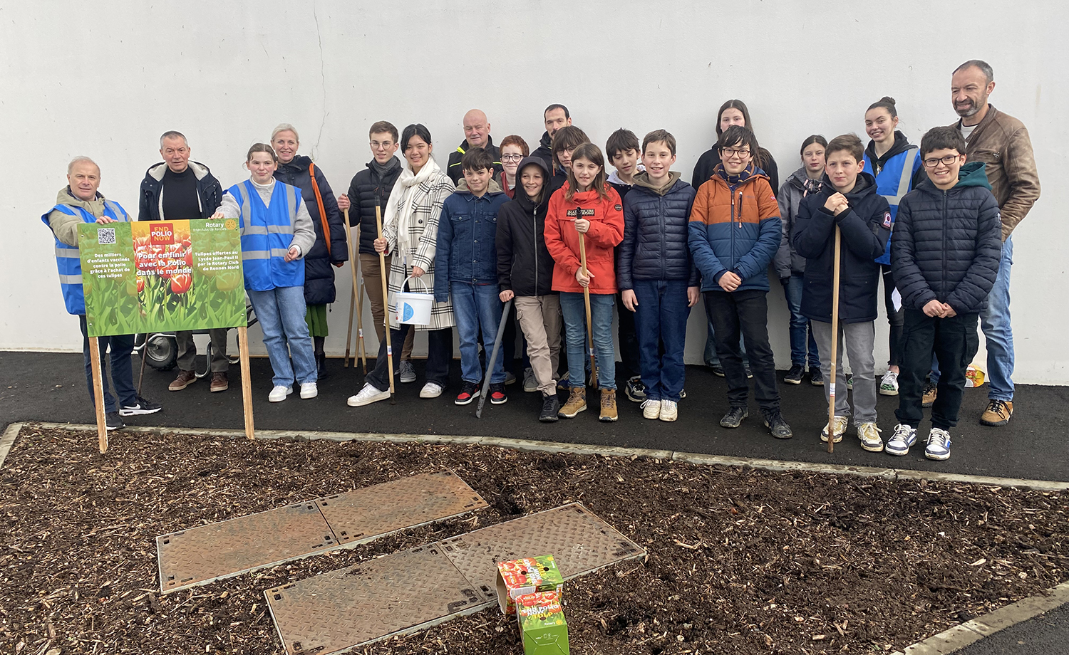 Les éco-délégués du Groupe Saint Jean et membres du Rotary Club Rennes-Nord plantant des tulipes pour soutenir la lutte contre la poliomyélite dans le cadre du programme End Polio Now.